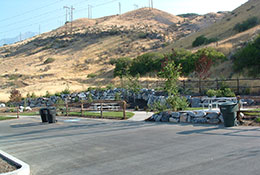 Indian-Rd-Trailhead-Parking-lot-&-tables